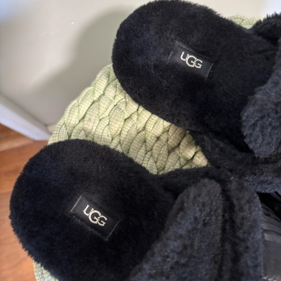 UGG Black Fuzzy Wool Closed Round Toe Logo Print Strap Slippers NWOB - Picture 6 of 10